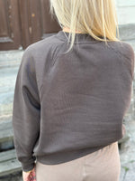 Ladda upp bild till gallerivisning, LEVETÉ ROOM - NUKA SWEATSHIRT - BROWN
