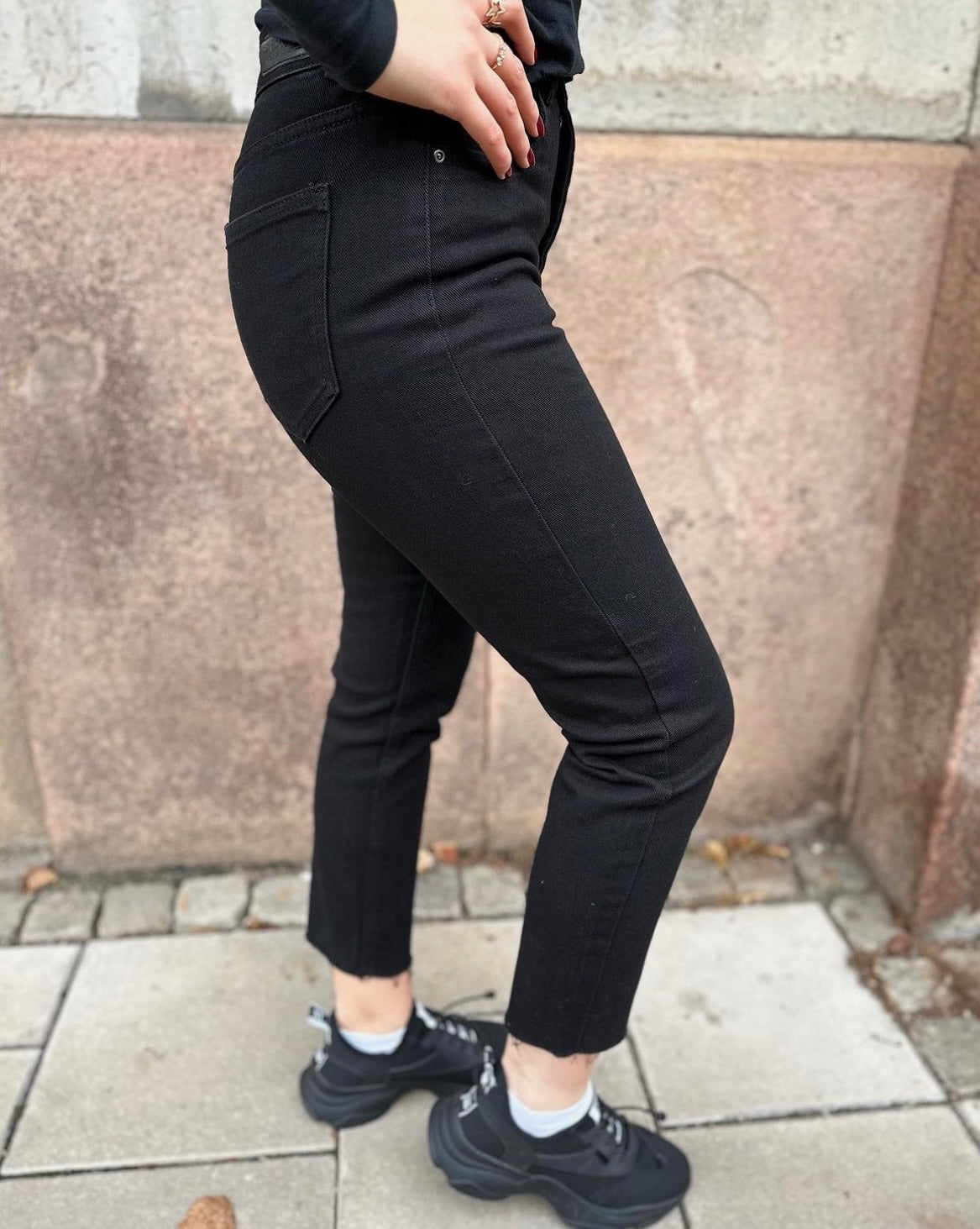 ONLY - EMILY HW STR CRP ANK RAW - BLACK DENIM