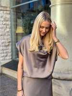 Ladda upp bild till gallerivisning, COSY HOUSE - GLANSIG BLUS KORT ÄRM - BEIGE
