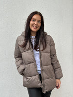 Ladda upp bild till gallerivisning, PIECES - MADDIE PUFFER JACKET - MOREL
