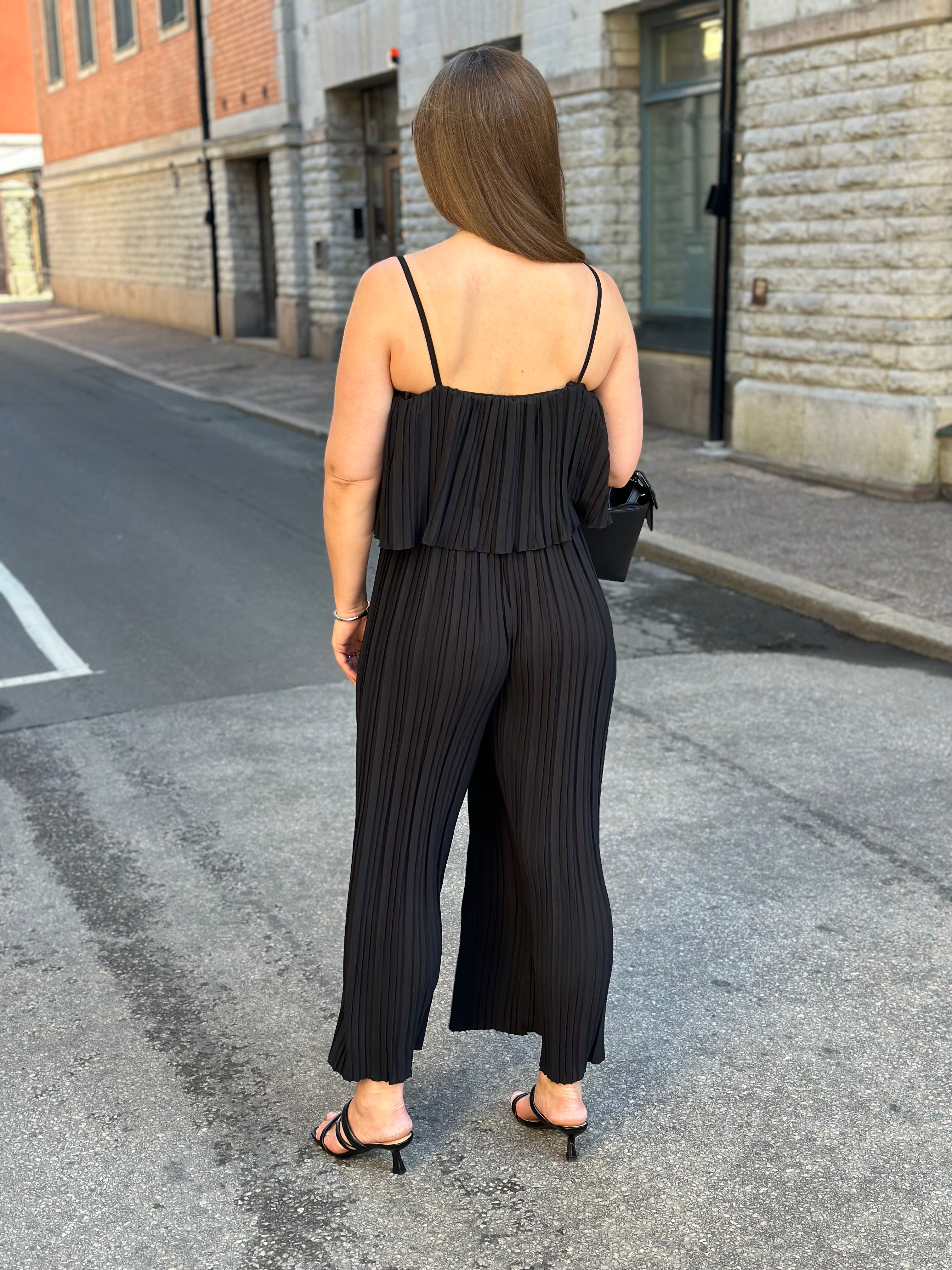 JÖRLEVIK - PLISSERAD JUMPSUIT- SVART