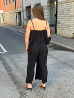 Ladda upp bild till gallerivisning, JÖRLEVIK - PLISSERAD JUMPSUIT- SVART
