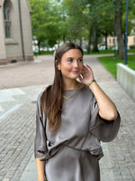 Ladda upp bild till gallerivisning, COSY HOUSE - GLANSIG BLUS - BEIGE
