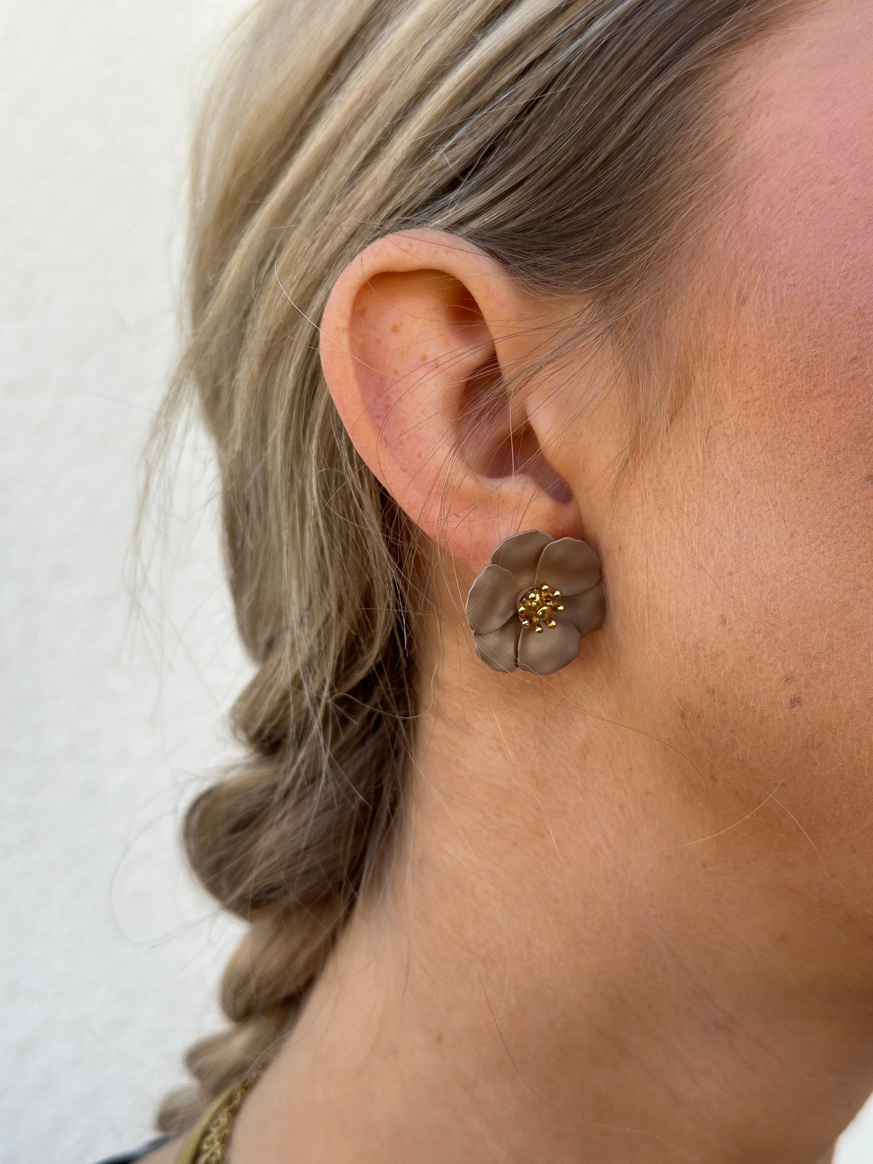 BOW19DETAILS - FLOWER SMALL EARRINGS - PEARL BEIGE