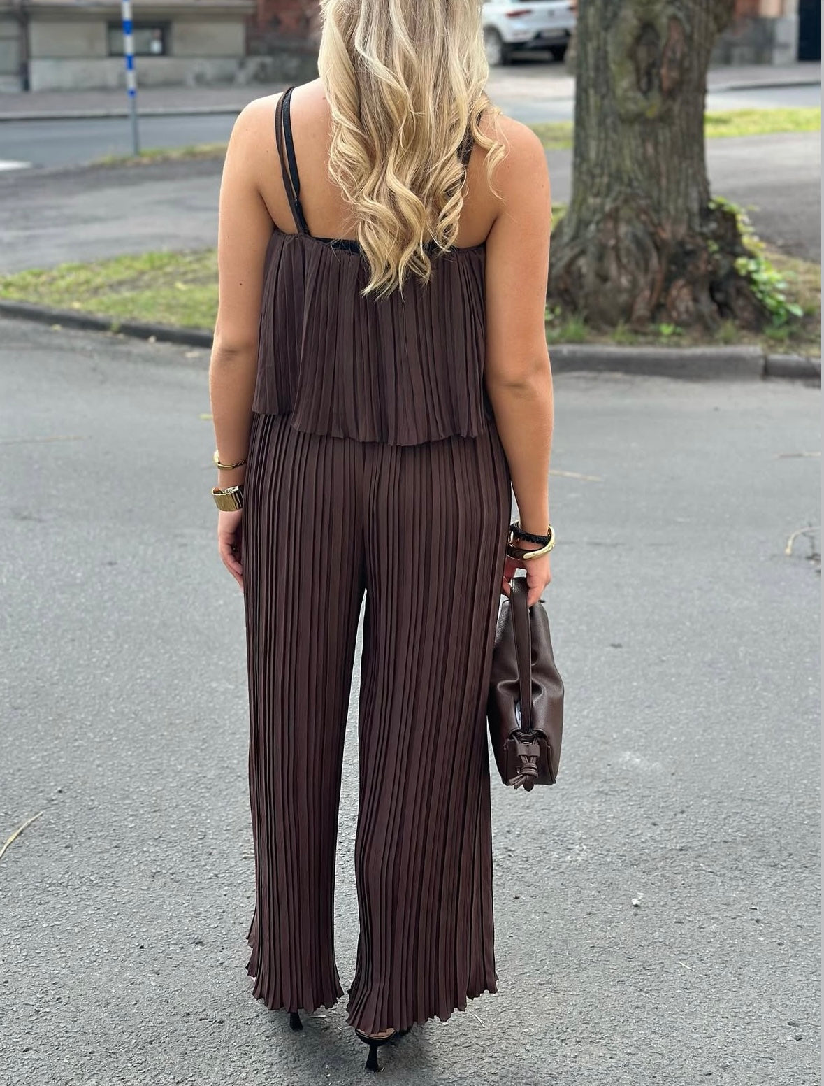 JÖRLEVIK - PLISSERAD JUMPSUIT- BRUN