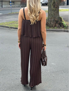 JÖRLEVIK - PLISSERAD JUMPSUIT- BRUN