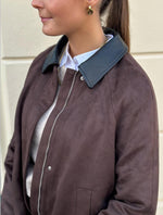 Ladda upp bild till gallerivisning, ONLY - ABBIE FAUX SUEDE JACKET - COCOA
