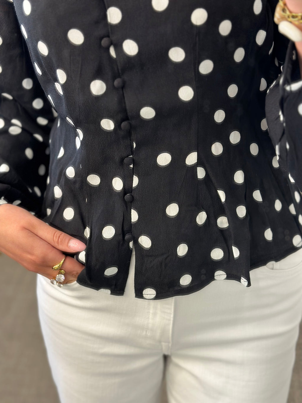 VEROMODA - ELISA L/SV-NECK BUTTON TOP - BLACK/ SNOW WHITE