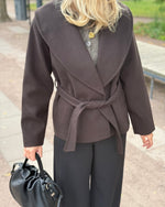 Ladda upp bild till gallerivisning, VERO MODA - ANNE BERGEN JACKET - CHOCOLATE TORTE
