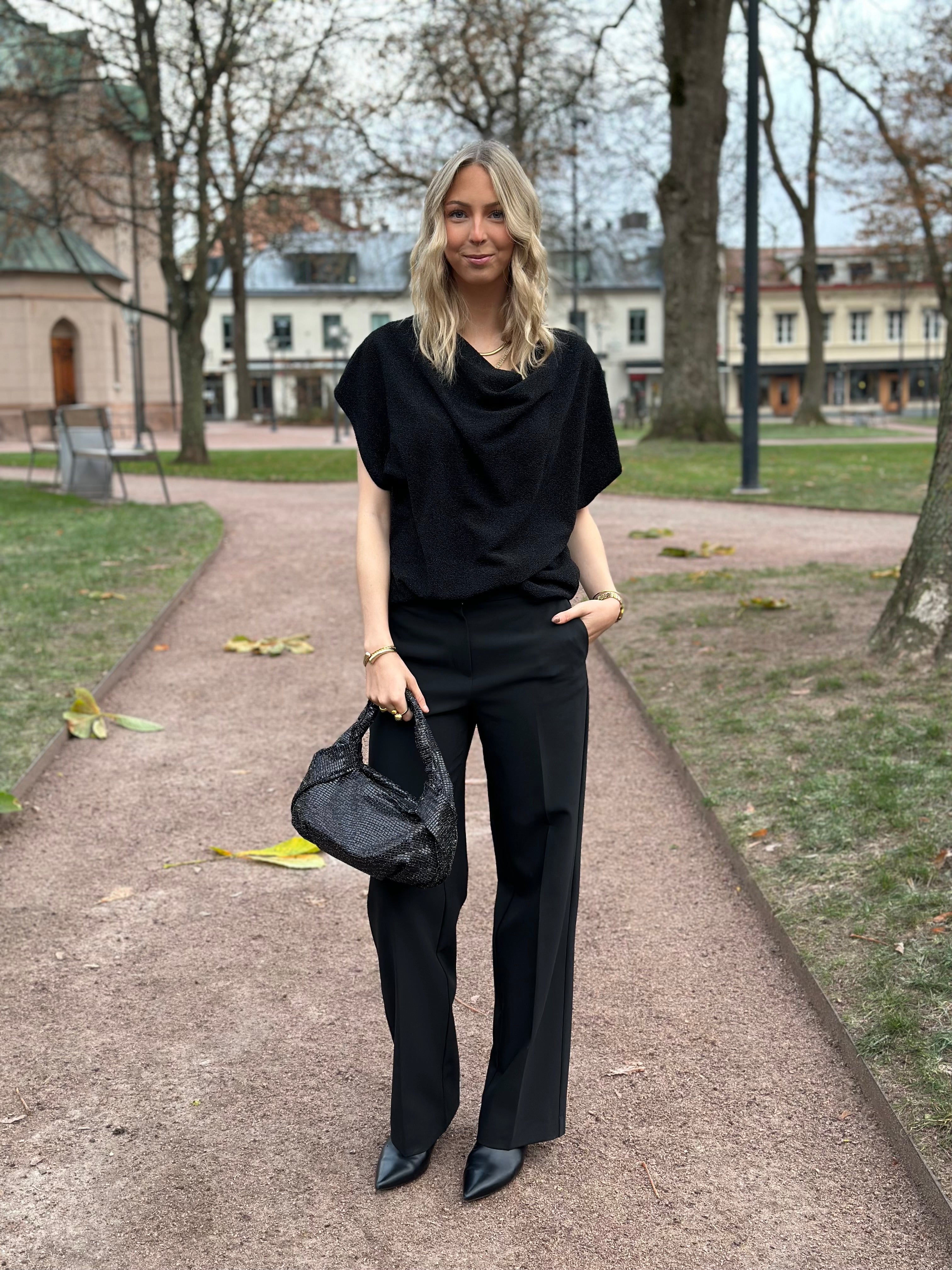 COSY HOUSE - GLITTRIG BLUS KORT ÄRM - SVART