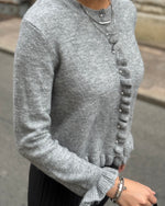 Ladda upp bild till gallerivisning, PIECES - LYDIA LS FRILL KNIT CARDIGAN - MEDIUM GREY MELANGE
