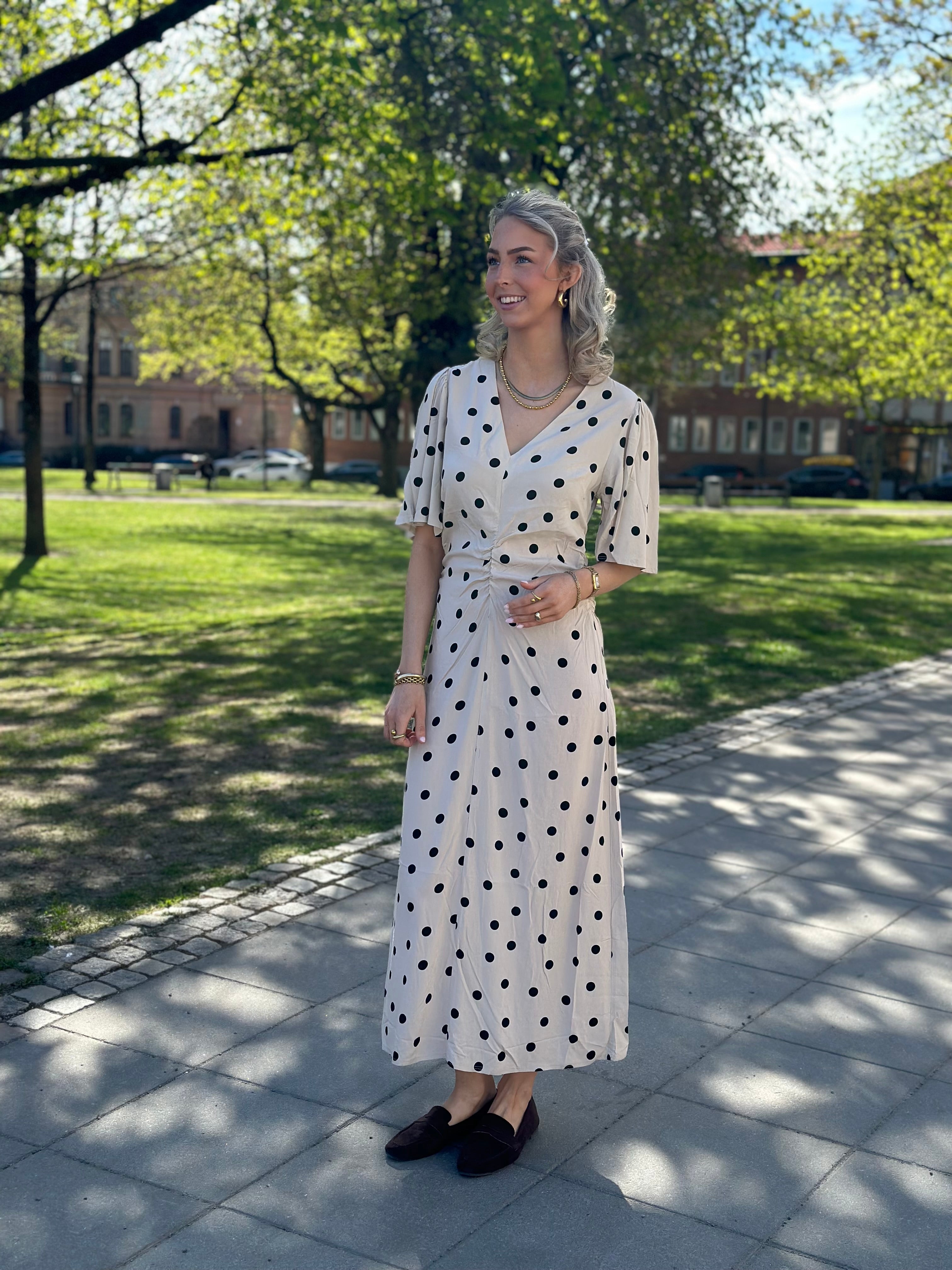 SOAKED - ARJANA RUCHING DRESS - OATMEAL WITH BLACK DOTS