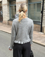 Ladda upp bild till gallerivisning, PIECES - LYDIA LS FRILL KNIT CARDIGAN - MEDIUM GREY MELANGE
