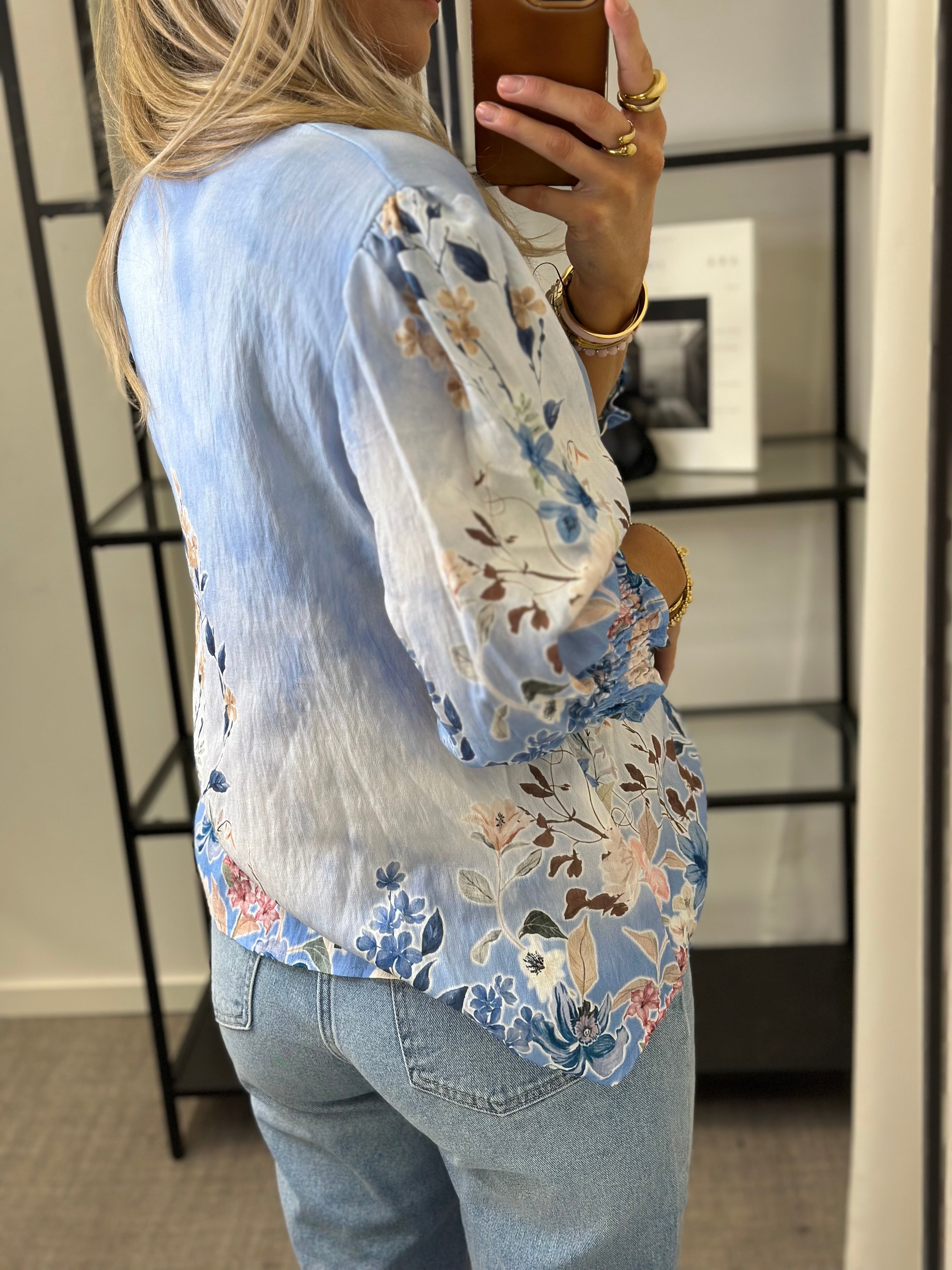 MOONDUST - BELLA FLOWER SPRING BLOUSE - SOFT BLUE