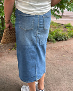 Ladda upp bild till gallerivisning, ONLY - ENYA REG MIDI SKIRT DENIM - MEDIUM BLUE DENIM
