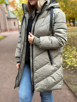 Ladda upp bild till gallerivisning, JDY - SKYLAR PADDED HOOD JACKET - VETIVER/BLACK
