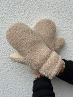 Ladda upp bild till gallerivisning, ONLY - THEA TEDDY MITTENS - HUMUS
