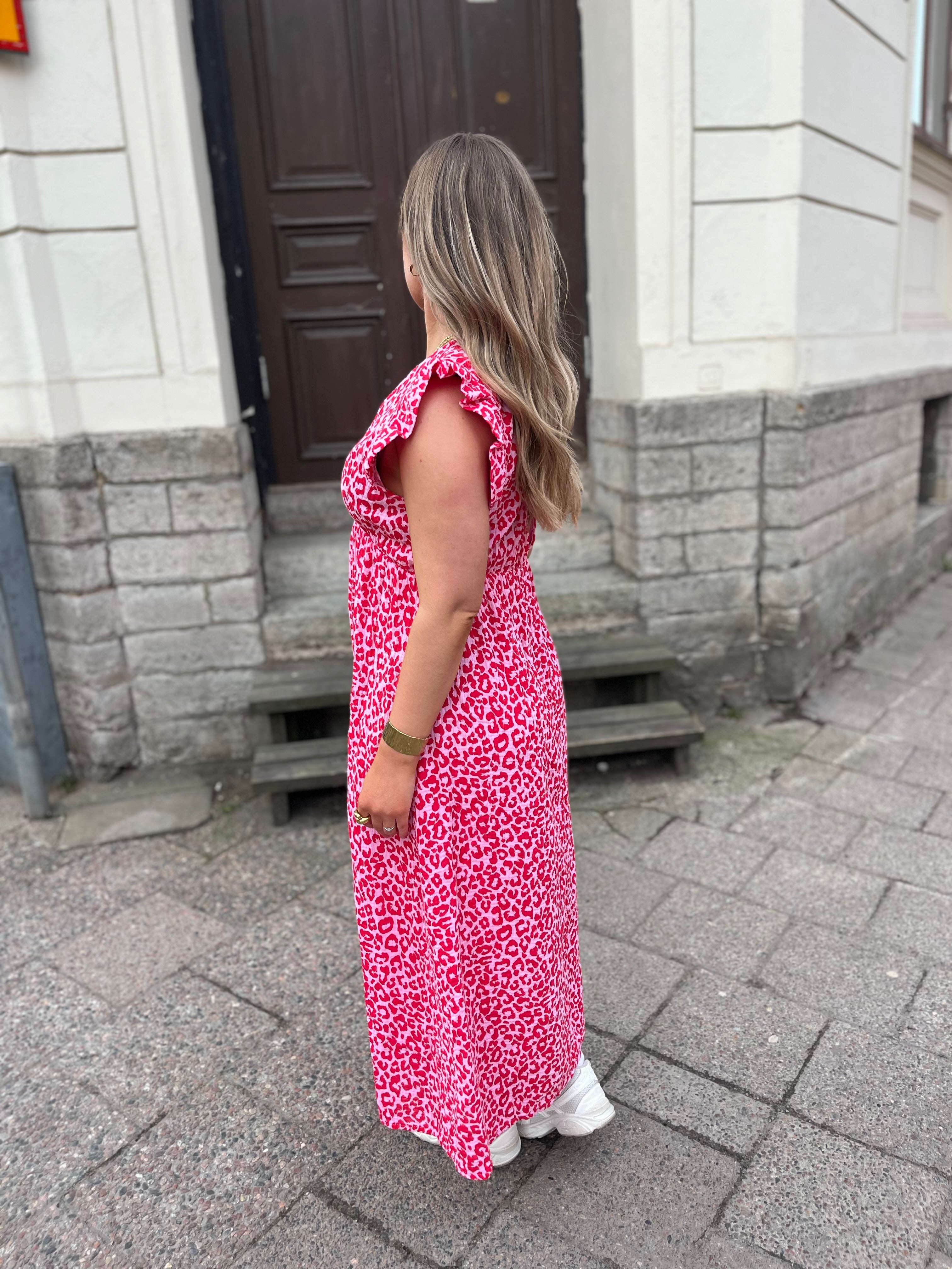 JÖRLEVIK - LEOPARD KLÄNNING KORT ÄRM - RÖD/ROSA