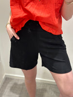 Ladda upp bild till gallerivisning, JDY - LOISVILLE CATIA SHORTS - BLACK
