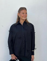 Ladda upp bild till gallerivisning, SOAKED - SL JOA BOW SHIRT LS - 194008 BLACK
