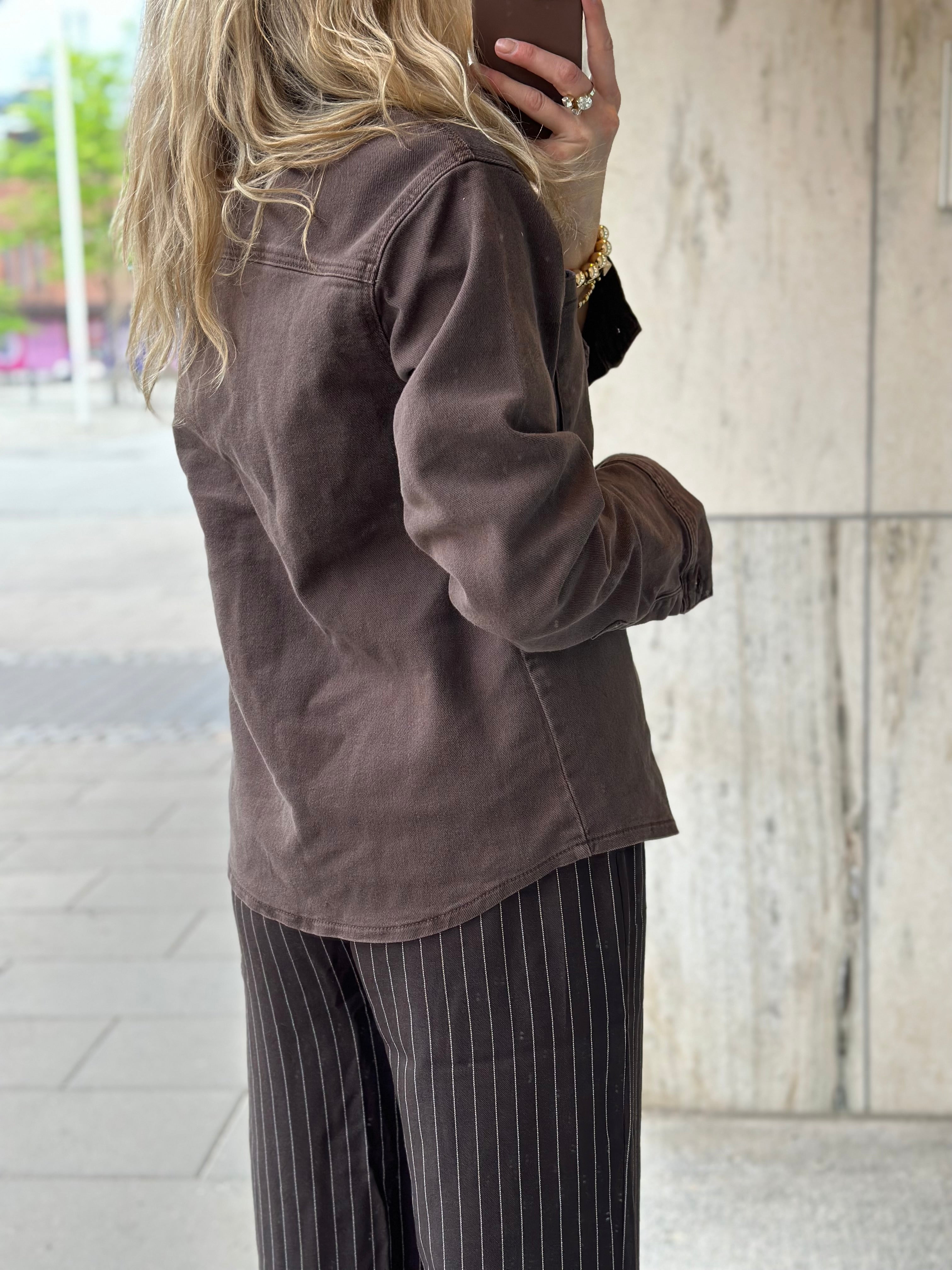 PIECES - SILKE LS SHIRT - HOT FUDGE