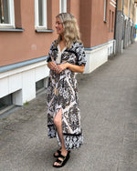 Ladda upp bild till gallerivisning, COSY HOUSE - KLÄNNING - SVART/VIT
