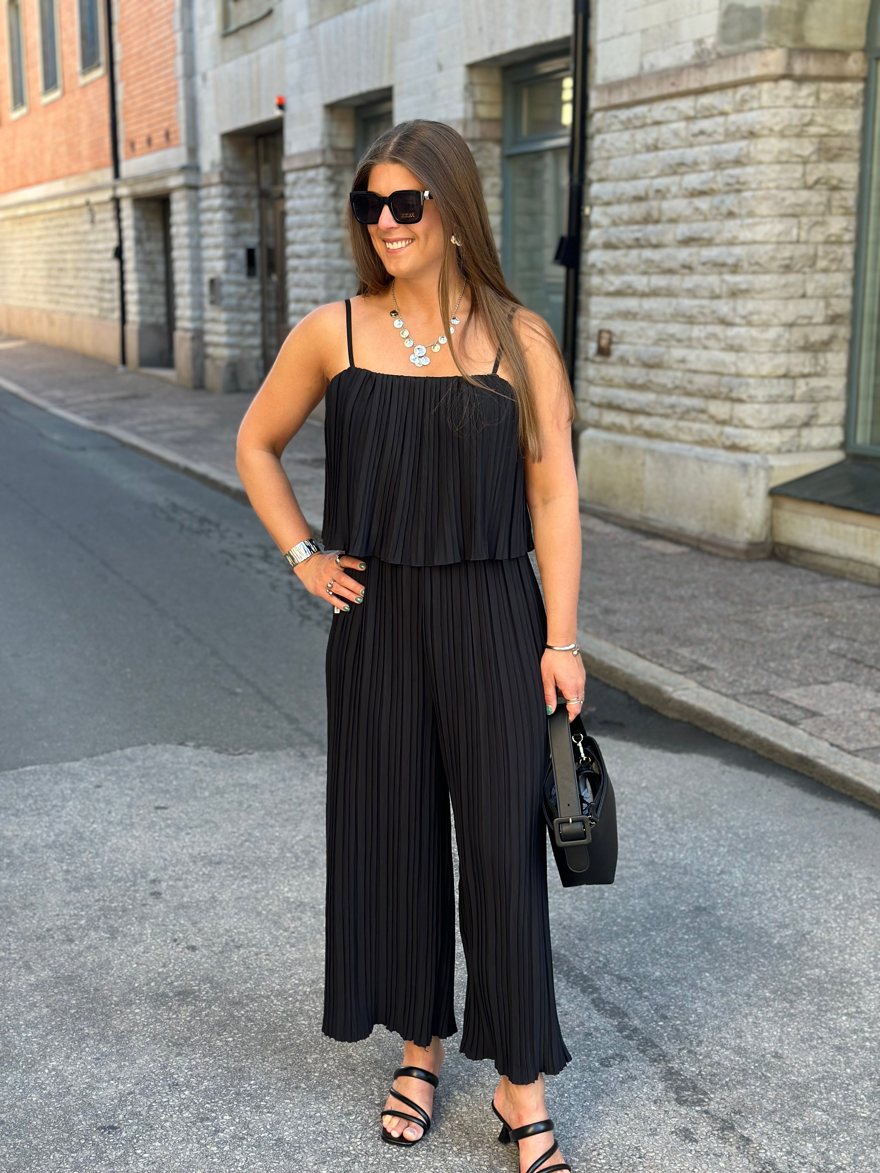 JÖRLEVIK - PLISSERAD JUMPSUIT- SVART