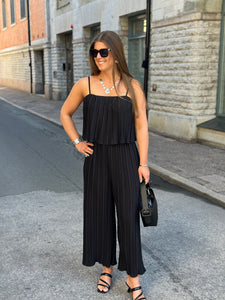 JÖRLEVIK - PLISSERAD JUMPSUIT- SVART