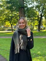 Ladda upp bild till gallerivisning, VEROMODA - IVY LEAGUE SCARF - IVY GREEN/PEAT/SILVER
