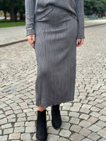 Ladda upp bild till gallerivisning, PIECES - NANNIKA HW MIDI SKIRT - MAGNET
