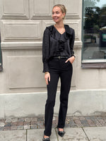 Ladda upp bild till gallerivisning, VEROMODA - BRA LS V-NECK FRILL BLOUSE - BLACK
