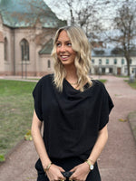 Ladda upp bild till gallerivisning, COSY HOUSE - GLITTRIG BLUS KORT ÄRM - SVART
