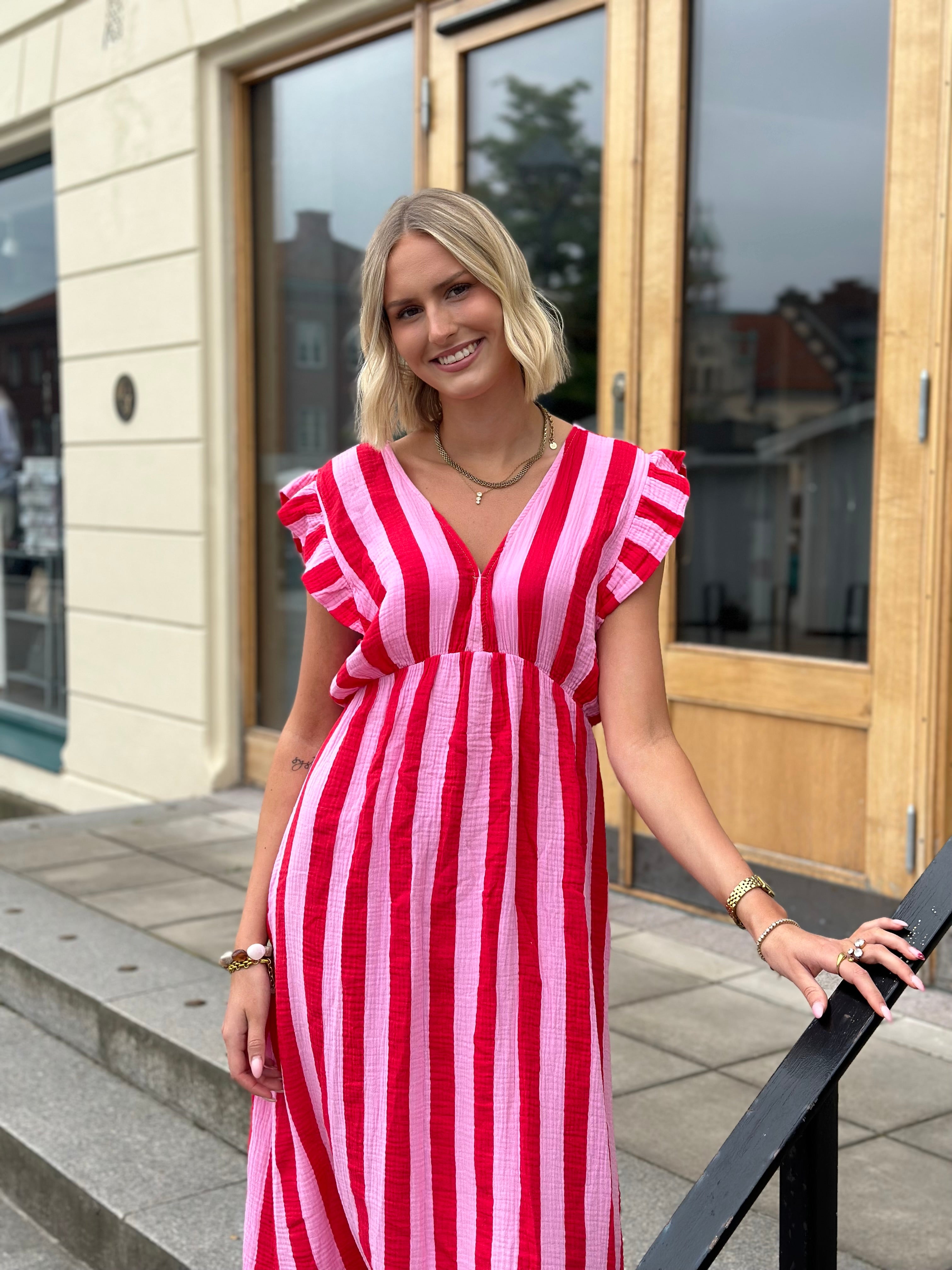 JÖRLEVIK - STRIPE DRESS - RÖD/ROSA