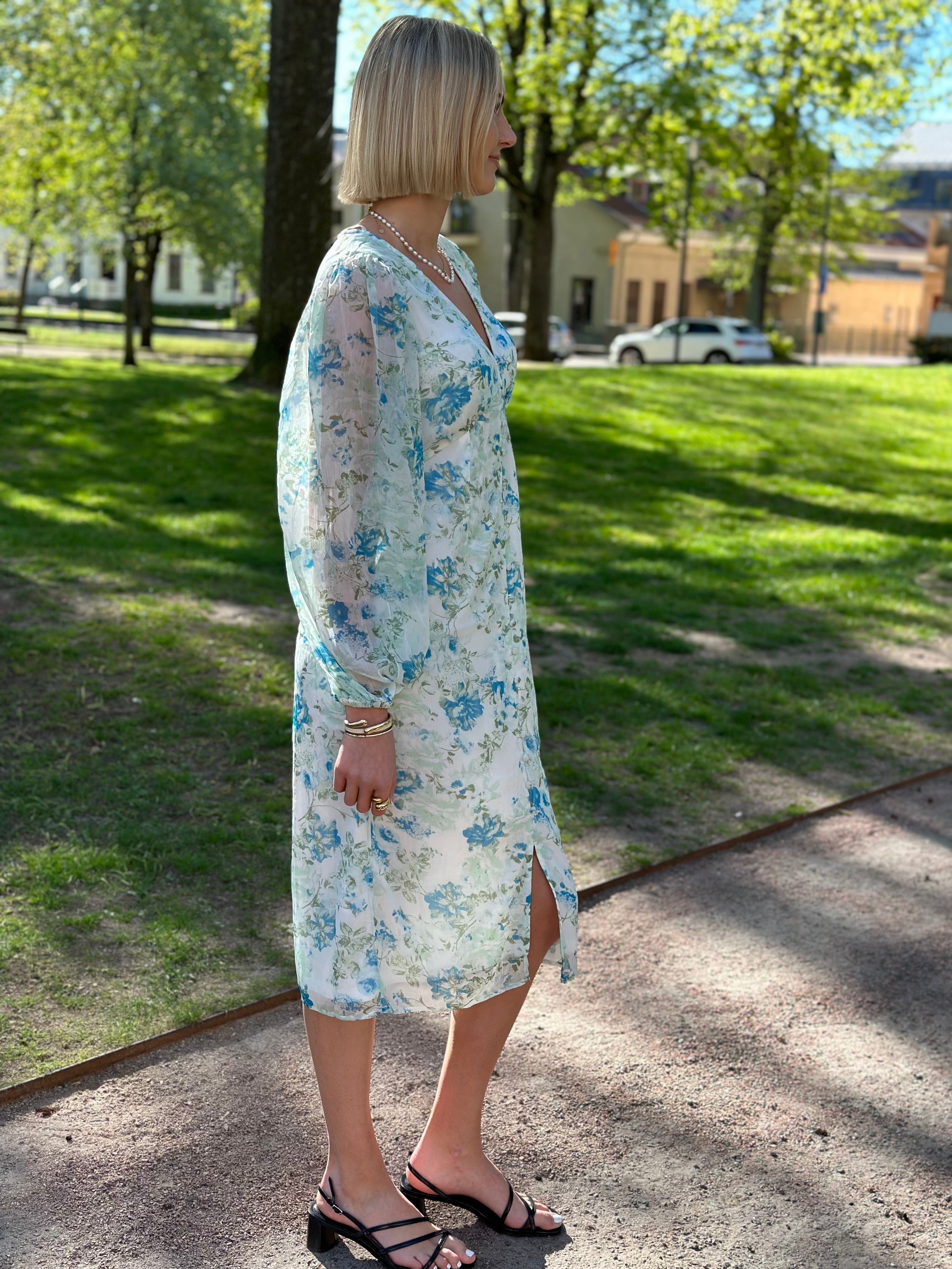 VEROMODA - SMILLA LS V-NECK CALF DRESS - SNOW WHITE/BLUE BRIT