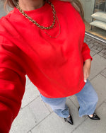 Ladda upp bild till gallerivisning, VERO MODA - PERNILLE BEA LS SWEAT BOX JRS - FIERY RED/SIMPLE
