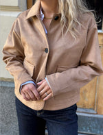 Ladda upp bild till gallerivisning, ONLY - STUDIO SAVA FAUX SUEDE JACKET - COGNAC
