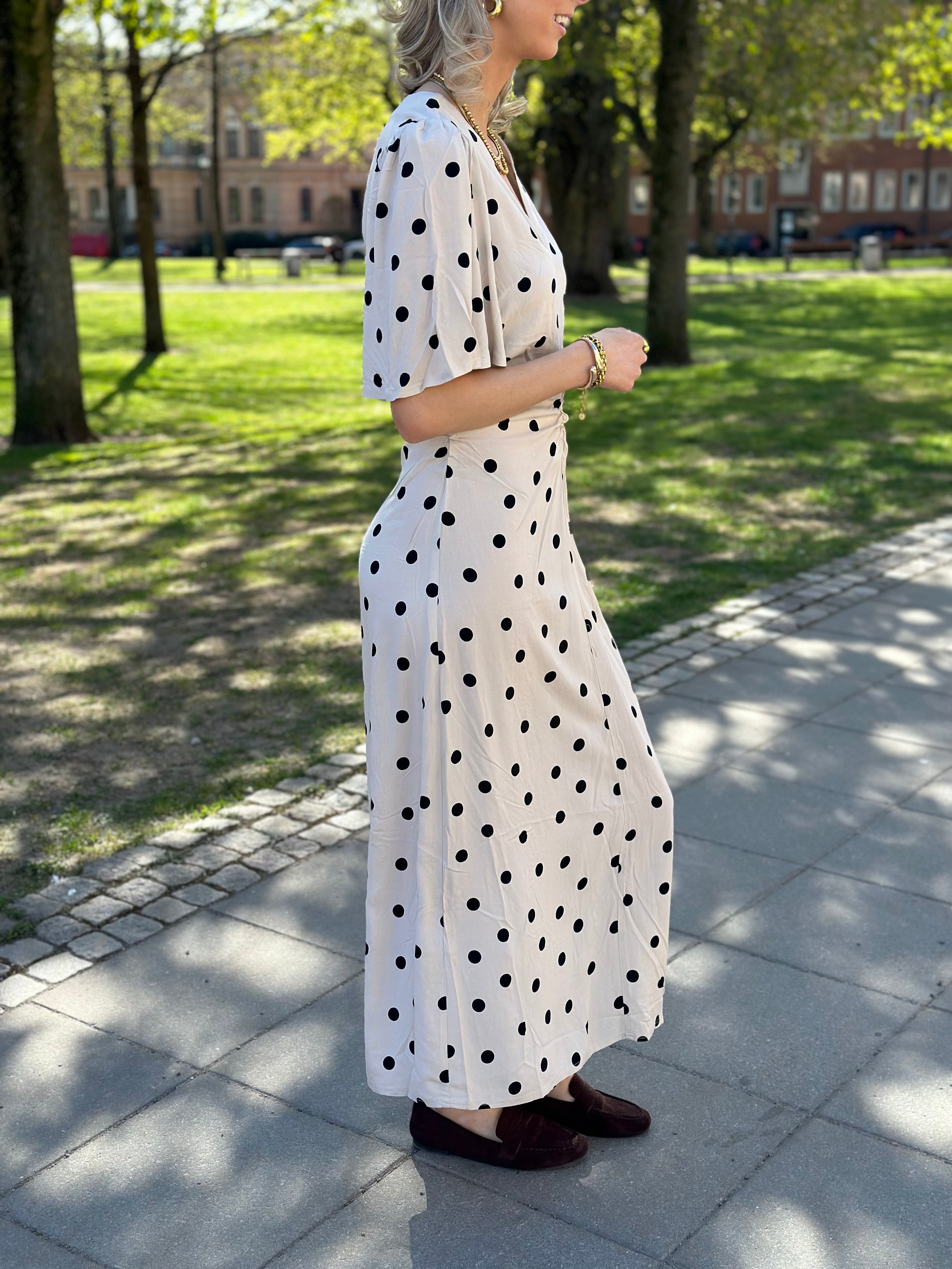 SOAKED - ARJANA RUCHING DRESS - OATMEAL WITH BLACK DOTS