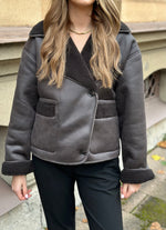 Ladda upp bild till gallerivisning, PIECES - JUNO COATED TEDDY JACKET - HOT FUDGE
