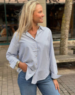 Ladda upp bild till gallerivisning, VERO MODA - NORA LS OVERSIZE SHIRT - BRIGHT WHITE/BLUE
