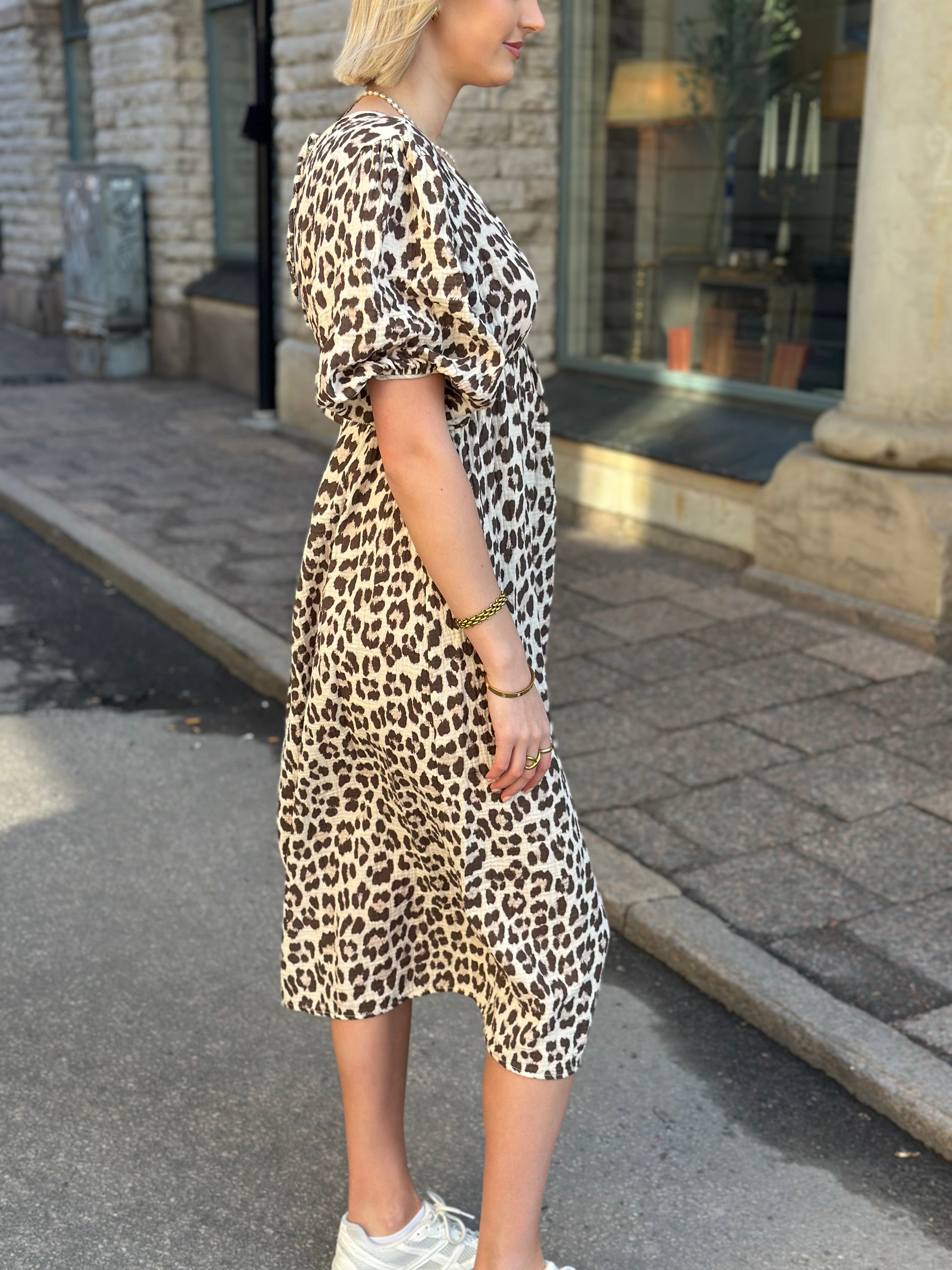 JÖRLEVIK - LEOPARD KLÄNNING LÅNG ÄRM - BRUN