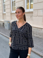 Ladda upp bild till gallerivisning, JDY - LION LIFE CAPOTE SHIRT - BLACK/WHITE
