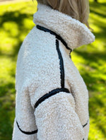 Ladda upp bild till gallerivisning, ONLY - PARIS TEDDY JACKET - WHITE SAND/BLACK
