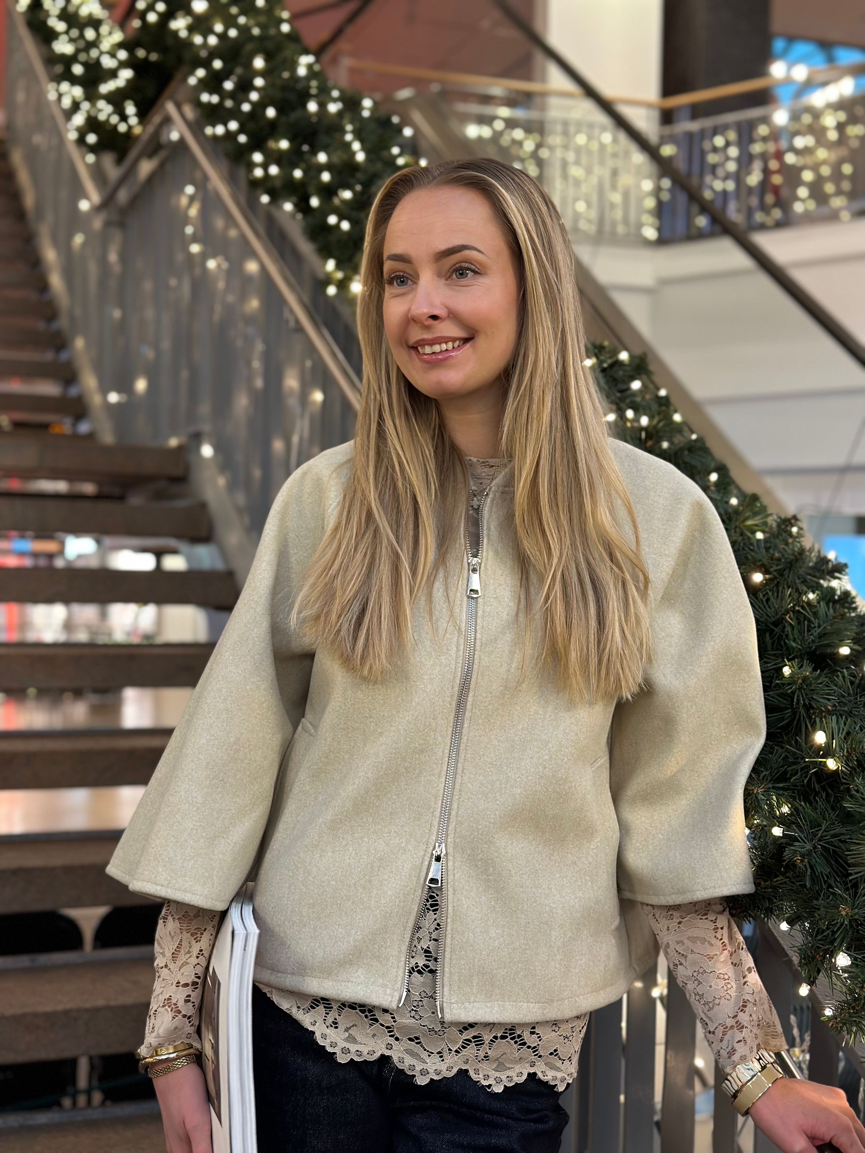 MARTA -  JACKA KORT ÄRM 55136M - BEIGE