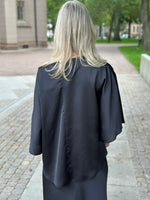 Ladda upp bild till gallerivisning, COSY HOUSE - GLANSIG BLUS - SVART

