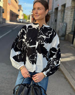 Ladda upp bild till gallerivisning, SOAKED - JOANNE SHIRT LS - WHISPER WHITE MEGA FLOWER

