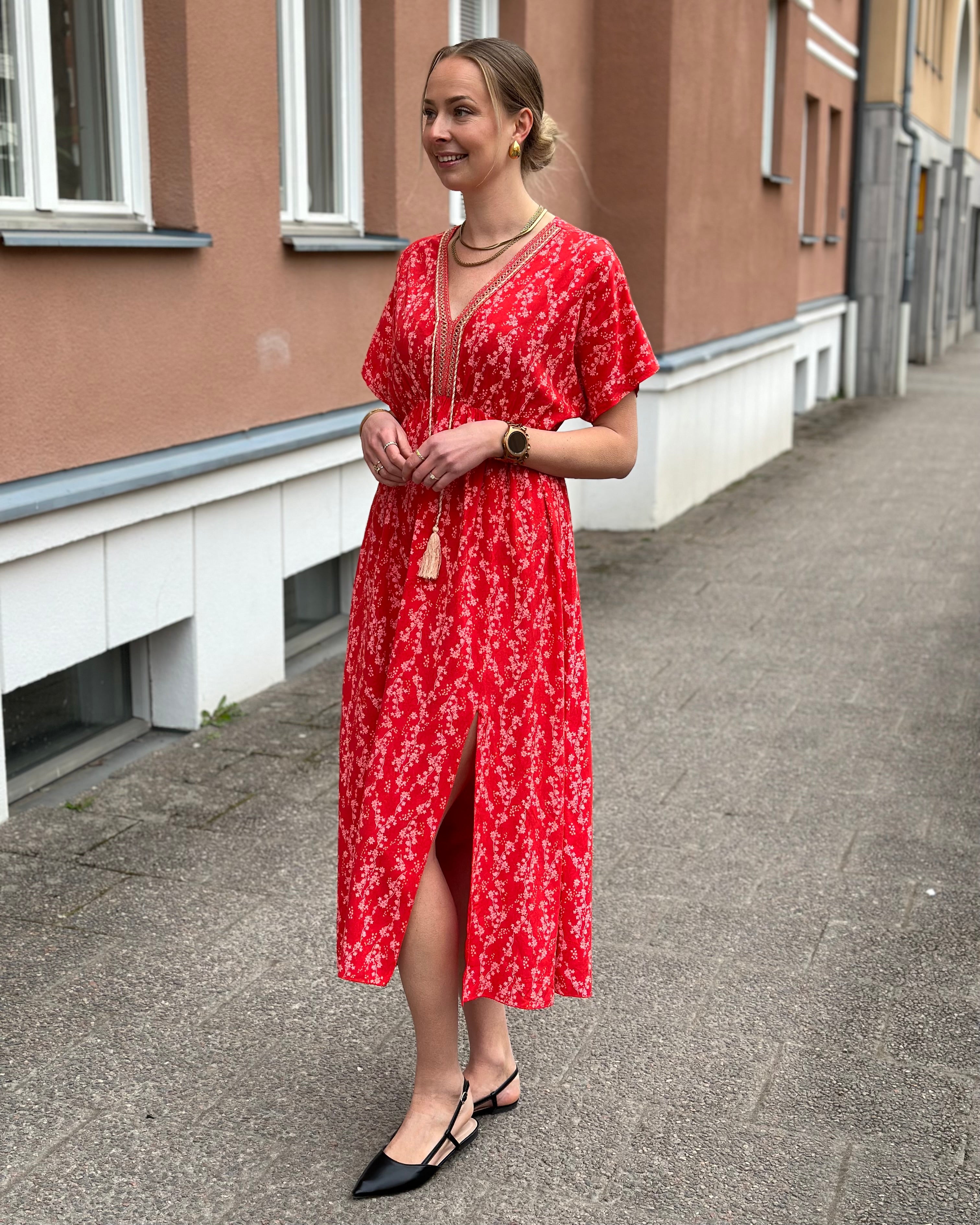 COSY HOUSE - KLÄNNING - RÖD/BLOMMIG