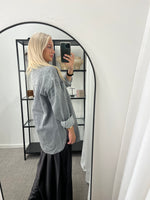 Ladda upp bild till gallerivisning, PIECES - MAISIE LS DENIM SHIRT - GREY DENIM
