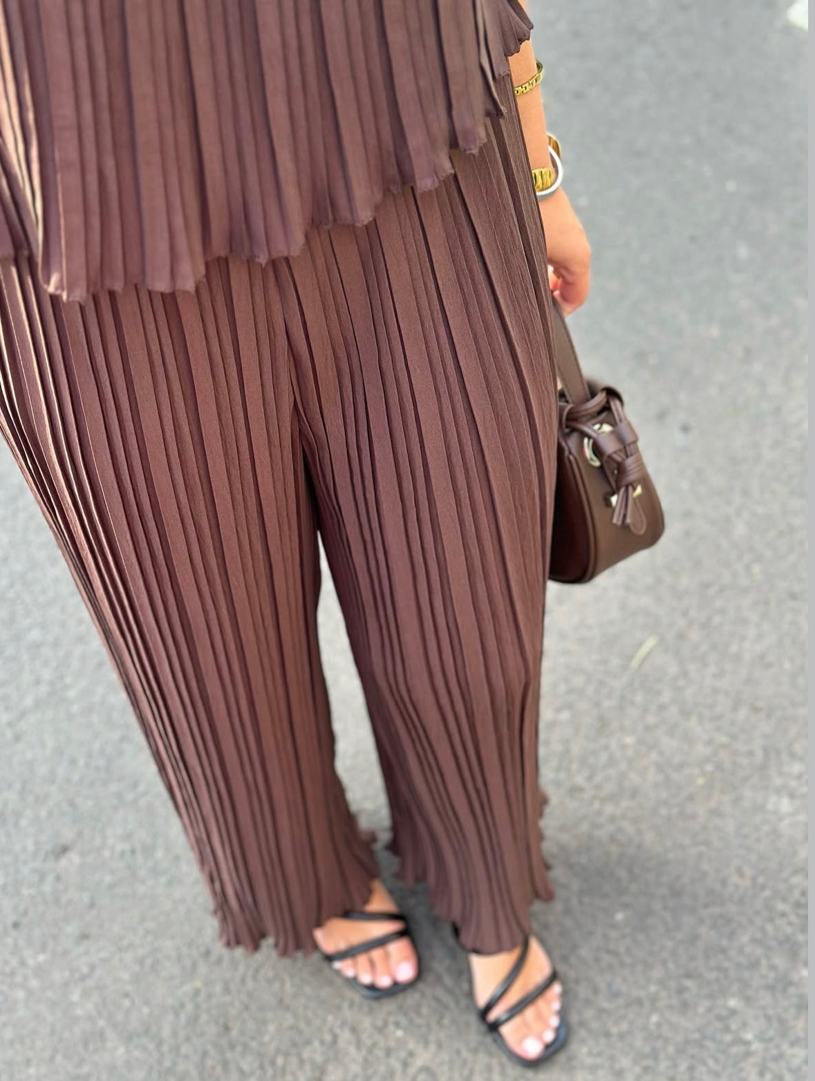 JÖRLEVIK - PLISSERAD JUMPSUIT- BRUN