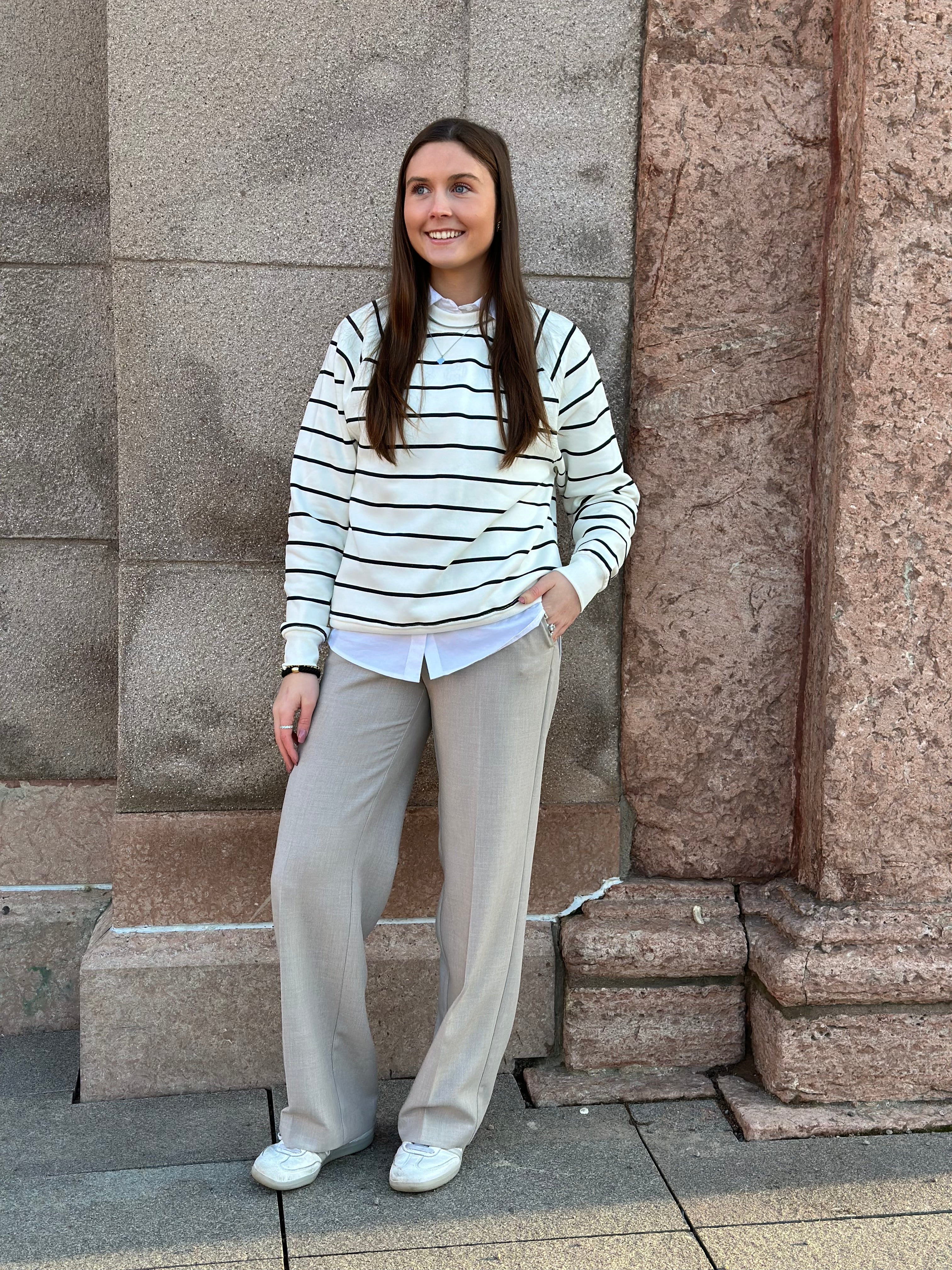 LEVETÉ ROOM - NUKA SWEATSHIRT -  VIT/SVART RANDIG 1001C