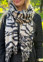 Ladda upp bild till gallerivisning, PIECES - LONG SCARF - GREIGE/TIGER
